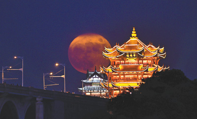 9月10日，圓月與湖北武漢黃鶴樓相映成景。周國強攝（新華社發）