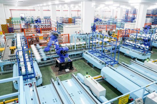 在位于苏州市吴江区盛泽镇的恒力化纤工业丝智能车间，机器人在车间内自动作业（资料图片）。新华社记者 李博 摄
