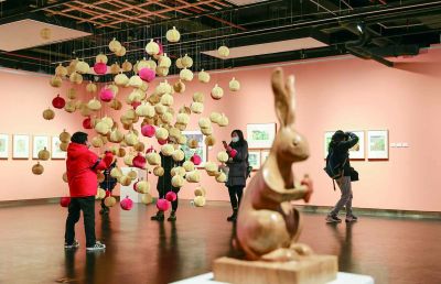 市民在江苏省美术馆欣赏“癸卯迎春特展”兔年主题艺术作品。