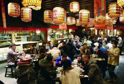 春节假期，南京各大商圈人气旺盛，不少餐饮门店排起长队。图为消费者在紫峰购物广场南京大牌档就餐。