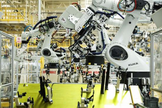 “未來工廠”全自動化焊接車間內的機械臂正在運作。吉利集團供圖