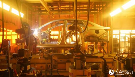 “未来工厂”全自动化焊接车间。人民网 陈陆洵摄