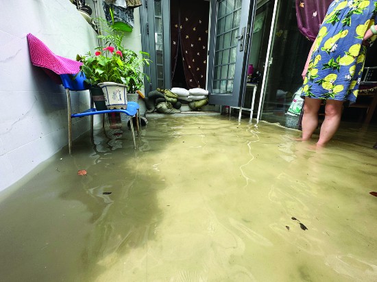 暴雨后南京富贵山小区多户居民家中被淹 损失惨重