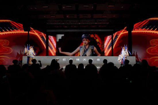 中国戏曲学院的大学生与数字人沐岚合作《新定军山》。皇甫万里摄