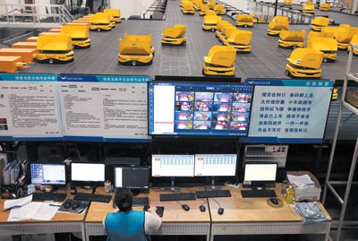浙江湖州德清县乾元镇第一产业智慧物流园区，工作人员在主控台实时查看分拣机器人运行情况。倪立芳摄