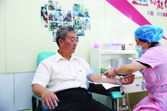 淮安一男子30年捐出近2万毫升“熊猫血” 挽救多位患者生命