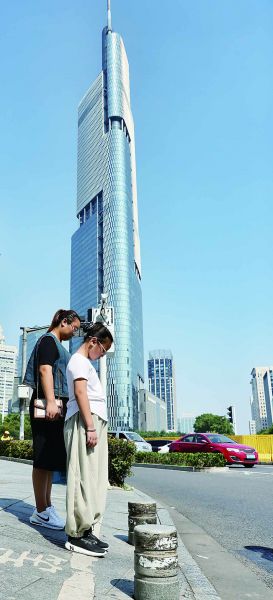 　　鼓楼广场出行的市民停下脚步，肃立默哀。 南京日报/紫金山新闻记者 崔晓 摄
