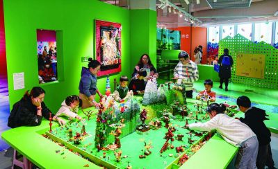 南京河西新城一商场共创乐高积木艺术展 吸引市民打卡