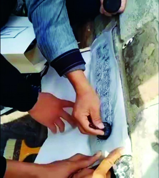 游客私自拍打拓印南京城墙砖 管理部门将追究其责任