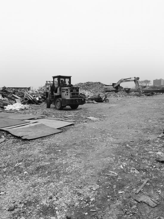 苏州工业园区赵家上路附近建筑垃圾堆积如山 大量灰尘严重污染环境