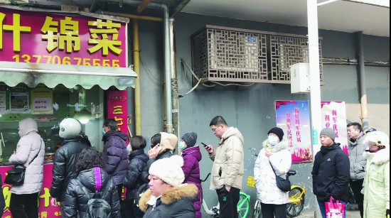 南京多个美食店前排起“长龙” 一个小时才能从队尾等到队中