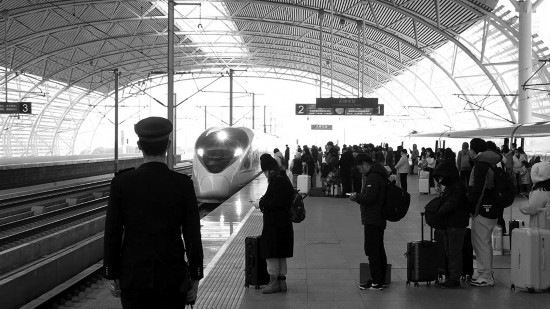 旅客在無錫東站站台等候上車。張博倫 攝