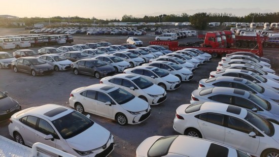 2023年9月，苏美达百余台二手新能源汽车整装待发，从南京发出，在新疆霍尔果斯口岸集港。（受访者供图）