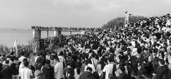 南京江邊湖邊“草根”音樂會火爆 樂隊：純屬公益 放飛自己快樂他人