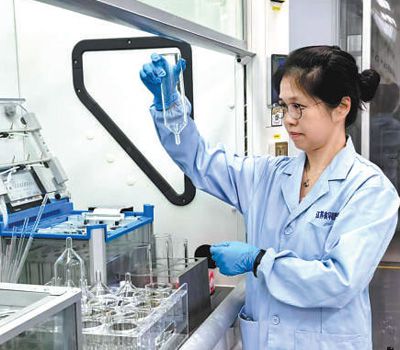 胡冠九使用定量濃縮儀開展水樣富集濃縮。張 璘攝