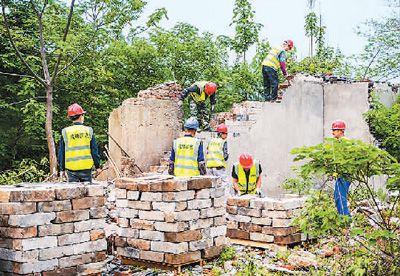 “颗粒归仓 守护城墙”活动城砖回收现场。