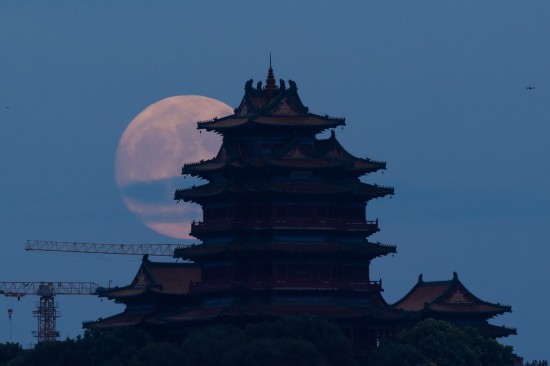  "Super Moon" Appears on Mid Autumn Night