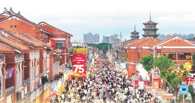 游客在福建省泉州市西街游玩。張九強攝（新華社發）