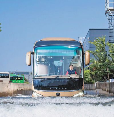 宇通客車對即將出廠的新車進行涉水試驗。資料圖片