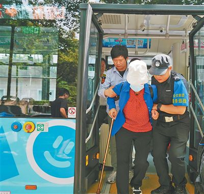 工作人员搀扶老人下车。以上图片均为张贤超摄
