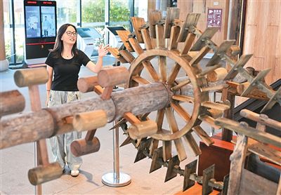 在赤山湖灌溉工程展示馆，工作人员介绍龙骨水车。新华社记者 季春鹏摄