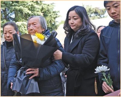 11月30日,夏淑琴(左二)参加南京大屠杀死难者家庭祭告活动。泱 波摄(人民视觉)