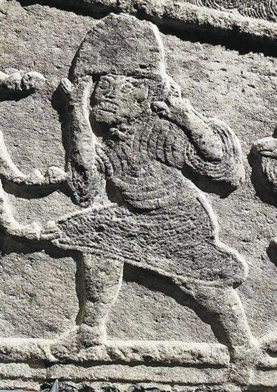 東漢畫像石《力士圖》（局部）。陸金玉攝