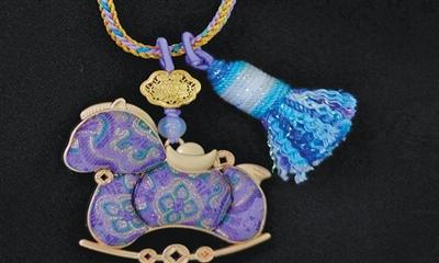 根据上图纹锦创作的马状时尚配饰。以上图片均为苏州丝绸博物馆提供