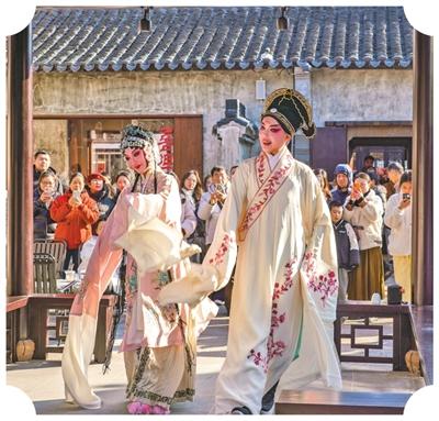 巴城湖村的昆曲演出。徐鹤千摄