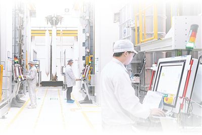 亨通光纖科技有限公司光棒智能制造工廠內，工人在監測設備運行情況。亨通集團供圖