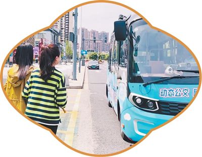 江苏无锡，市民准备乘坐新能源公交车。吴 洋摄