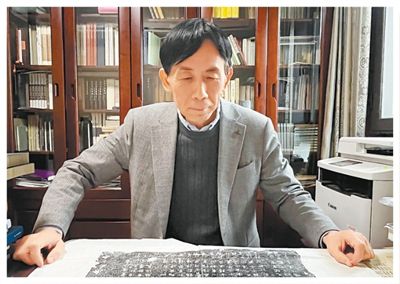 程章灿在查阅资料。受访者供图