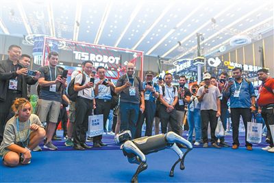 在第138屆廣交會服務機器人專區，客商在魔法原子展台觀看機器狗表演。新華社記者 肖恩楠攝