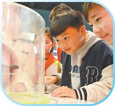 中國流動科技館安徽省阜陽市臨泉站裡，孩子們參觀體驗，度過春假。張洪金攝