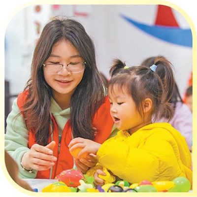 春假期間，貴州省從江縣剛邊壯族鄉三百河社區公益托管班上，青年志願者陪小朋友玩玩具。羅京來攝