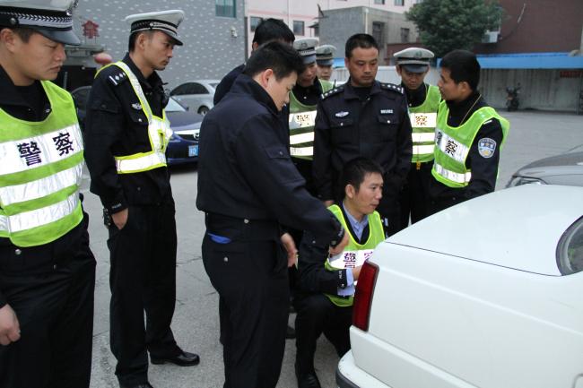 江苏盐城最美警察朱勇:会眨眼的"铜马"(图 视频)